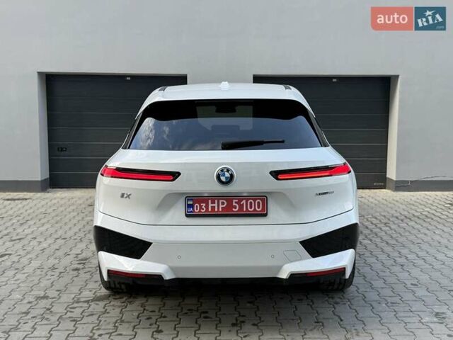 Белый БМВ iX, объемом двигателя 0 л и пробегом 69 тыс. км за 58300 $, фото 16 на Automoto.ua