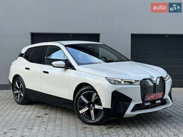 Белый БМВ iX, объемом двигателя 0 л и пробегом 69 тыс. км за 58300 $, фото 7 на Automoto.ua