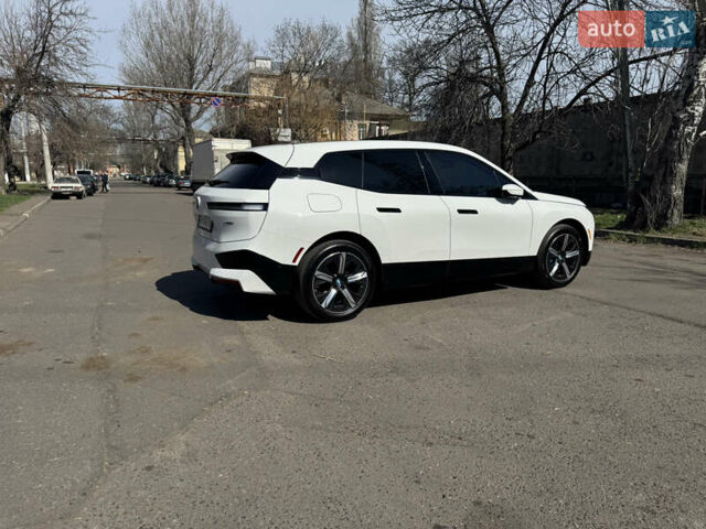 Белый БМВ iX, объемом двигателя 0 л и пробегом 35 тыс. км за 56500 $, фото 3 на Automoto.ua