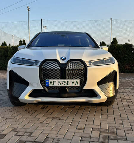 Белый БМВ iX, объемом двигателя 0 л и пробегом 57 тыс. км за 56700 $, фото 1 на Automoto.ua