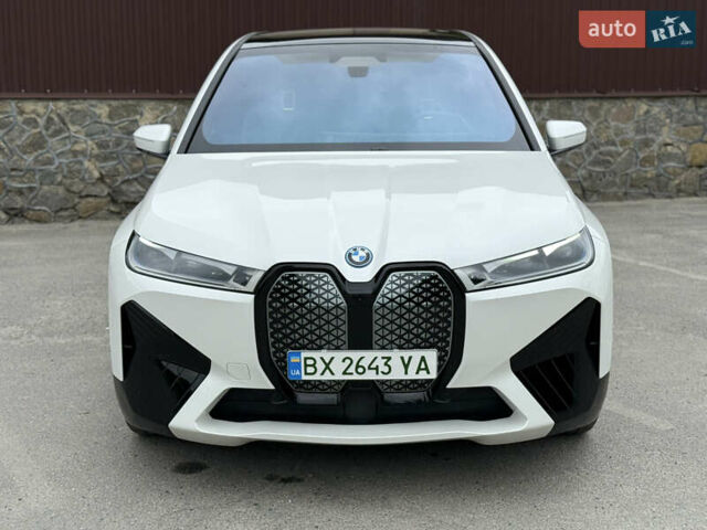 Белый БМВ iX, объемом двигателя 0 л и пробегом 27 тыс. км за 78299 $, фото 1 на Automoto.ua