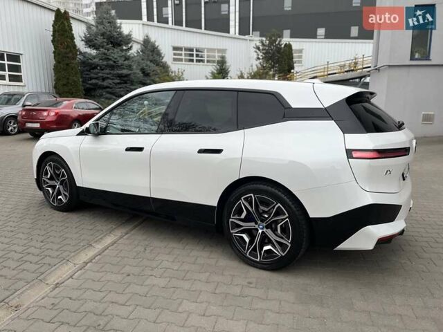 Белый БМВ iX, объемом двигателя 0 л и пробегом 40 тыс. км за 48500 $, фото 9 на Automoto.ua