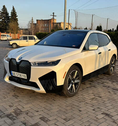 Белый БМВ iX, объемом двигателя 0 л и пробегом 57 тыс. км за 56700 $, фото 8 на Automoto.ua
