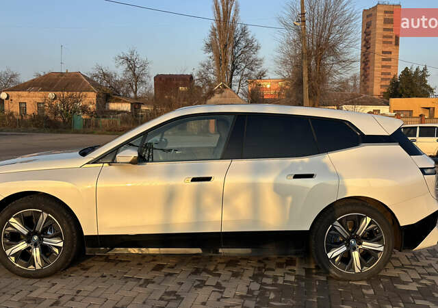 Белый БМВ iX, объемом двигателя 0 л и пробегом 57 тыс. км за 56700 $, фото 5 на Automoto.ua