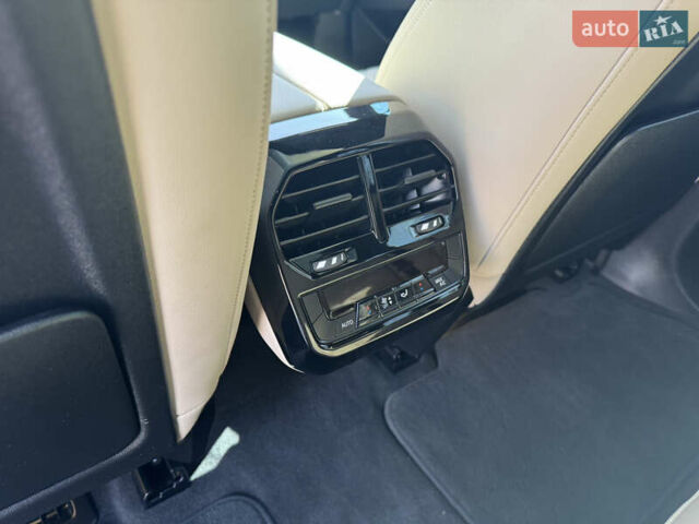 Белый БМВ iX, объемом двигателя 0 л и пробегом 35 тыс. км за 56500 $, фото 16 на Automoto.ua