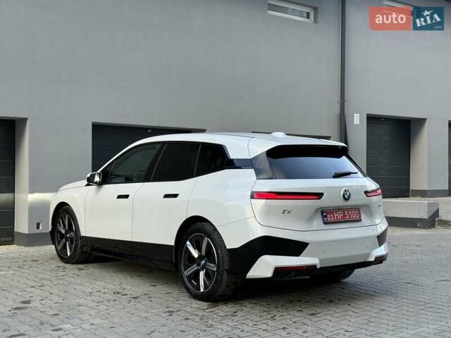 Белый БМВ iX, объемом двигателя 0 л и пробегом 69 тыс. км за 58300 $, фото 15 на Automoto.ua