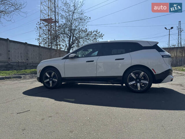 Белый БМВ iX, объемом двигателя 0 л и пробегом 35 тыс. км за 56500 $, фото 8 на Automoto.ua