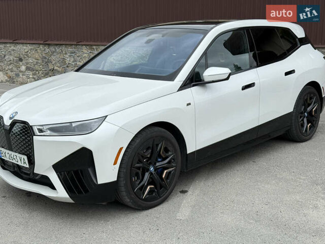 Белый БМВ iX, объемом двигателя 0 л и пробегом 34 тыс. км за 67400 $, фото 10 на Automoto.ua