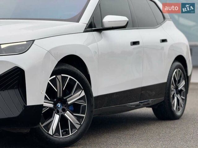 Білий БМВ iX, об'ємом двигуна 0 л та пробігом 32 тис. км за 48700 $, фото 2 на Automoto.ua