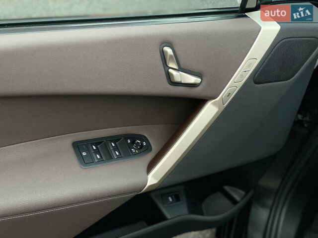 Белый БМВ iX, объемом двигателя 0 л и пробегом 34 тыс. км за 51500 $, фото 13 на Automoto.ua