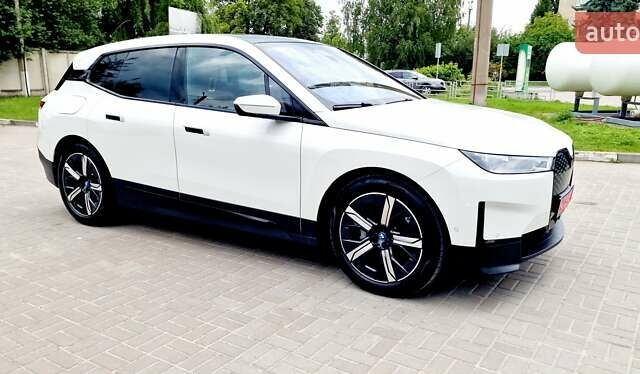 Белый БМВ iX, объемом двигателя 0 л и пробегом 55 тыс. км за 59999 $, фото 13 на Automoto.ua