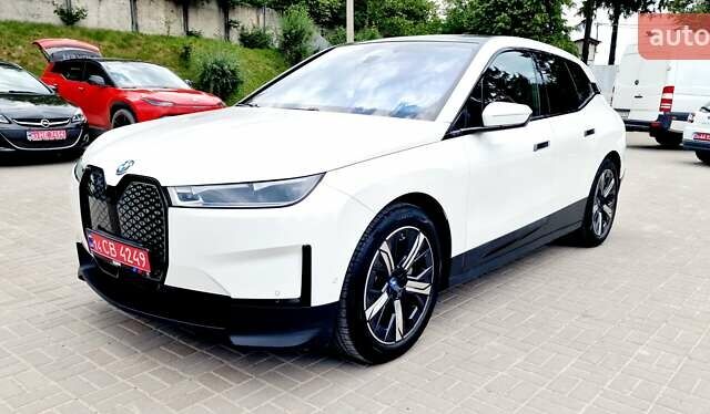 Белый БМВ iX, объемом двигателя 0 л и пробегом 55 тыс. км за 59999 $, фото 45 на Automoto.ua