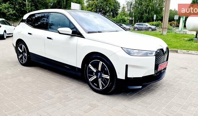 Белый БМВ iX, объемом двигателя 0 л и пробегом 55 тыс. км за 59999 $, фото 12 на Automoto.ua