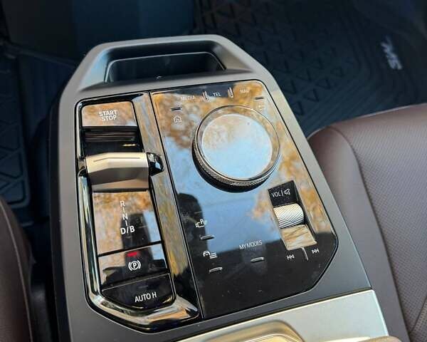 Белый БМВ iX, объемом двигателя 0 л и пробегом 22 тыс. км за 50100 $, фото 7 на Automoto.ua