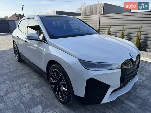 Белый БМВ iX, объемом двигателя 0 л и пробегом 28 тыс. км за 57500 $, фото 21 на Automoto.ua