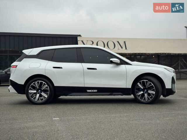 Белый БМВ iX, объемом двигателя 0 л и пробегом 32 тыс. км за 48900 $, фото 5 на Automoto.ua
