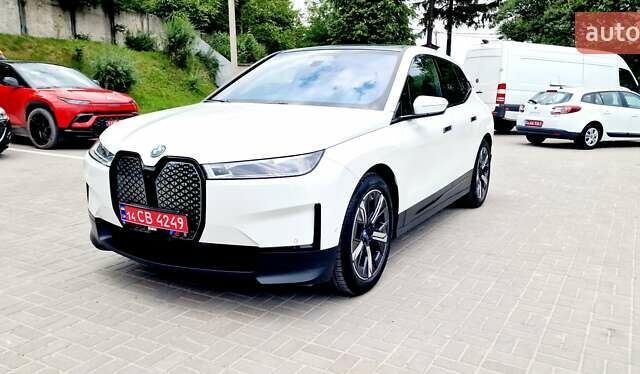 Белый БМВ iX, объемом двигателя 0 л и пробегом 55 тыс. км за 59999 $, фото 3 на Automoto.ua