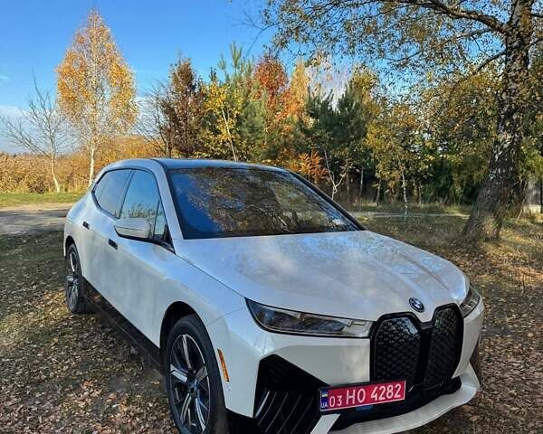 Белый БМВ iX, объемом двигателя 0 л и пробегом 22 тыс. км за 50100 $, фото 1 на Automoto.ua