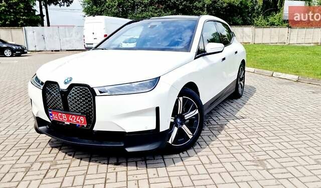 Белый БМВ iX, объемом двигателя 0 л и пробегом 55 тыс. км за 59999 $, фото 111 на Automoto.ua