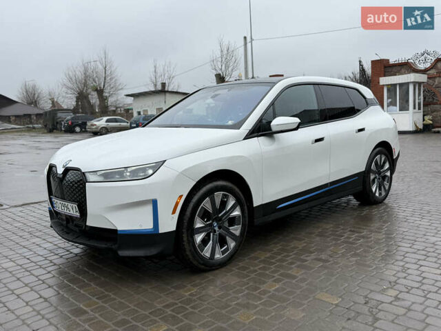 Белый БМВ iX, объемом двигателя 0 л и пробегом 10 тыс. км за 63000 $, фото 12 на Automoto.ua