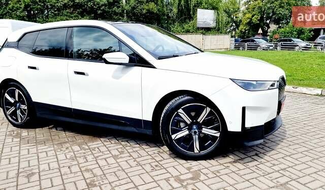 Белый БМВ iX, объемом двигателя 0 л и пробегом 55 тыс. км за 59999 $, фото 119 на Automoto.ua