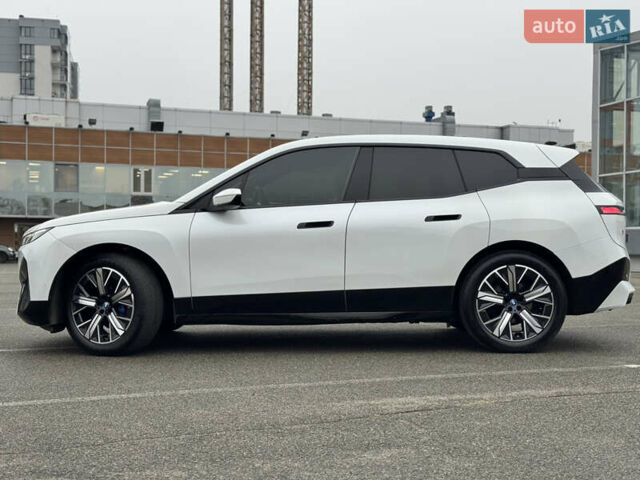 Белый БМВ iX, объемом двигателя 0 л и пробегом 32 тыс. км за 48900 $, фото 14 на Automoto.ua