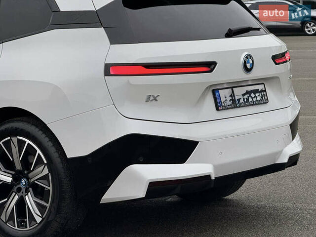 Білий БМВ iX, об'ємом двигуна 0 л та пробігом 32 тис. км за 48700 $, фото 7 на Automoto.ua