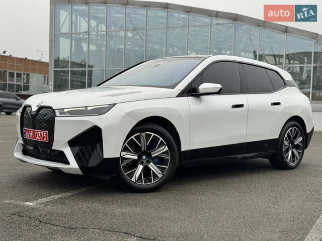 Белый БМВ iX, объемом двигателя 0 л и пробегом 32 тыс. км за 48900 $, фото 15 на Automoto.ua
