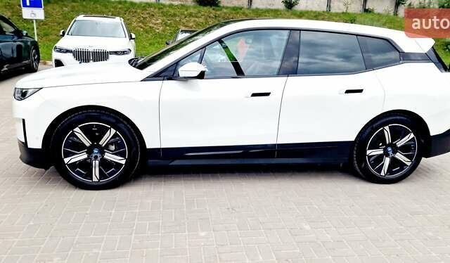 Белый БМВ iX, объемом двигателя 0 л и пробегом 55 тыс. км за 59999 $, фото 40 на Automoto.ua
