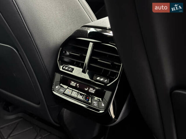 Белый БМВ iX, объемом двигателя 0 л и пробегом 32 тыс. км за 48900 $, фото 28 на Automoto.ua