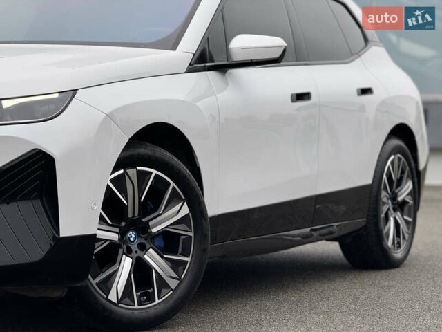 Белый БМВ iX, объемом двигателя 0 л и пробегом 32 тыс. км за 48900 $, фото 16 на Automoto.ua