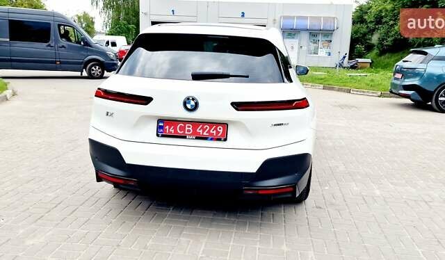 Белый БМВ iX, объемом двигателя 0 л и пробегом 55 тыс. км за 59999 $, фото 28 на Automoto.ua