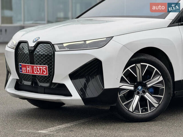 Белый БМВ iX, объемом двигателя 0 л и пробегом 32 тыс. км за 48900 $, фото 18 на Automoto.ua