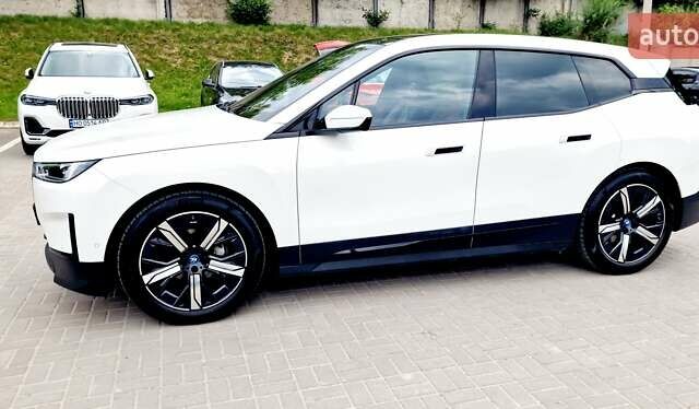Белый БМВ iX, объемом двигателя 0 л и пробегом 55 тыс. км за 59999 $, фото 41 на Automoto.ua