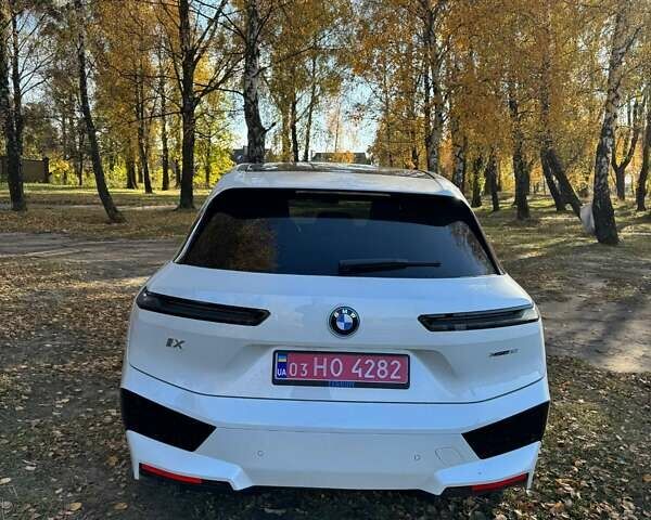 Белый БМВ iX, объемом двигателя 0 л и пробегом 22 тыс. км за 50100 $, фото 3 на Automoto.ua