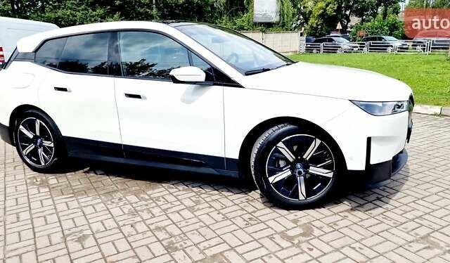 Белый БМВ iX, объемом двигателя 0 л и пробегом 55 тыс. км за 59999 $, фото 120 на Automoto.ua