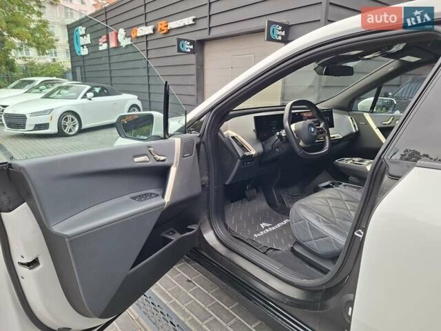 Белый БМВ iX, объемом двигателя 0 л и пробегом 8 тыс. км за 63900 $, фото 8 на Automoto.ua