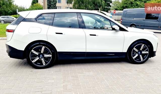 Белый БМВ iX, объемом двигателя 0 л и пробегом 55 тыс. км за 59999 $, фото 19 на Automoto.ua