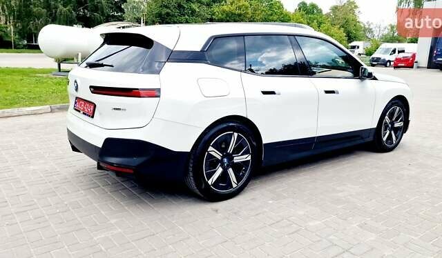 Белый БМВ iX, объемом двигателя 0 л и пробегом 55 тыс. км за 59999 $, фото 23 на Automoto.ua