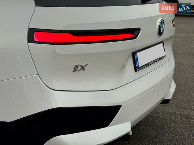 Білий БМВ iX, об'ємом двигуна 0 л та пробігом 32 тис. км за 48700 $, фото 5 на Automoto.ua