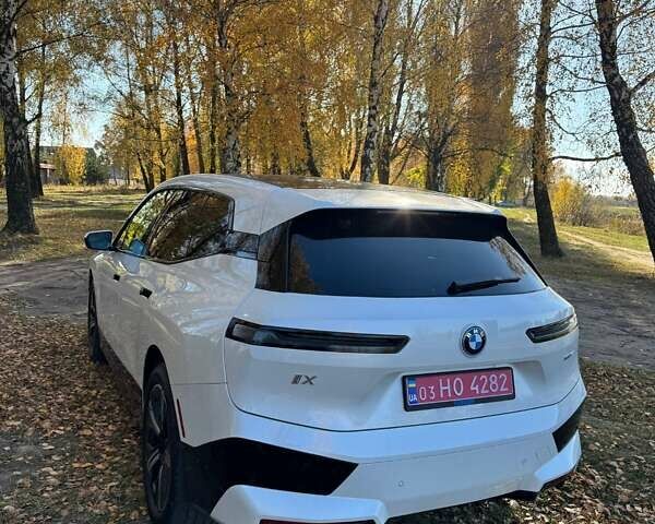 Белый БМВ iX, объемом двигателя 0 л и пробегом 22 тыс. км за 50100 $, фото 4 на Automoto.ua