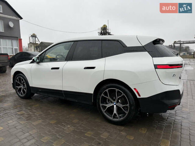 Белый БМВ iX, объемом двигателя 0 л и пробегом 5 тыс. км за 63000 $, фото 9 на Automoto.ua