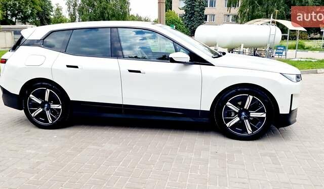 Белый БМВ iX, объемом двигателя 0 л и пробегом 55 тыс. км за 59999 $, фото 16 на Automoto.ua