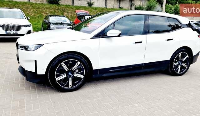 Белый БМВ iX, объемом двигателя 0 л и пробегом 55 тыс. км за 59999 $, фото 42 на Automoto.ua