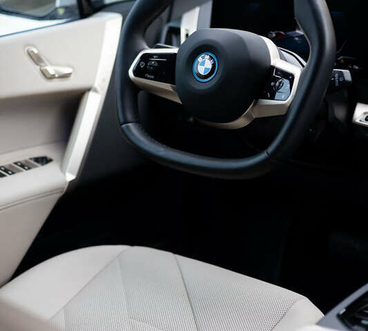 Білий БМВ iX, об'ємом двигуна 0 л та пробігом 3 тис. км за 61000 $, фото 15 на Automoto.ua