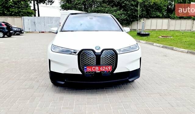 Белый БМВ iX, объемом двигателя 0 л и пробегом 55 тыс. км за 59999 $, фото 7 на Automoto.ua