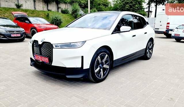 Белый БМВ iX, объемом двигателя 0 л и пробегом 55 тыс. км за 59999 $, фото 2 на Automoto.ua