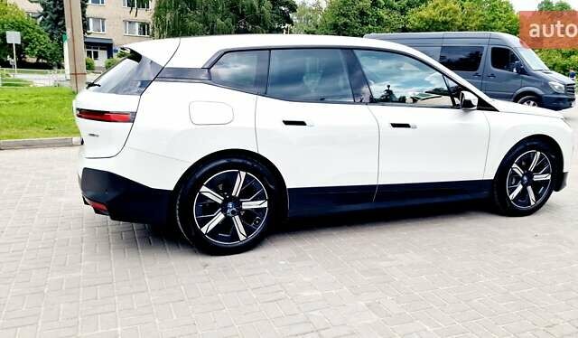 Белый БМВ iX, объемом двигателя 0 л и пробегом 55 тыс. км за 59999 $, фото 21 на Automoto.ua