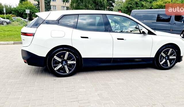 Белый БМВ iX, объемом двигателя 0 л и пробегом 55 тыс. км за 59999 $, фото 20 на Automoto.ua