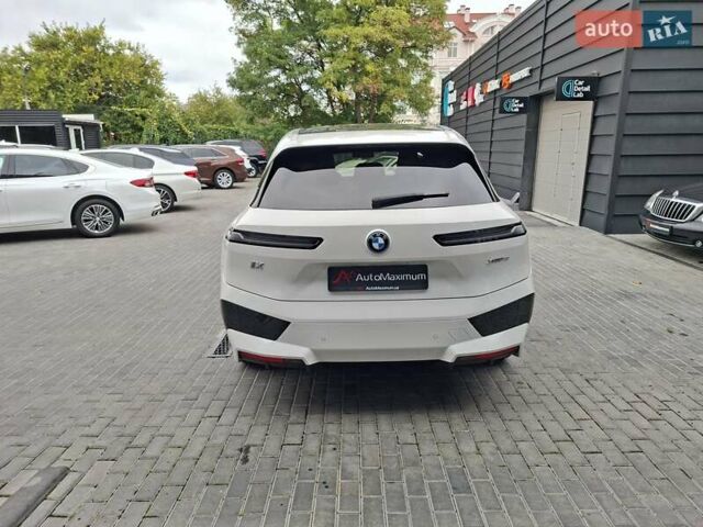 Белый БМВ iX, объемом двигателя 0 л и пробегом 8 тыс. км за 63900 $, фото 4 на Automoto.ua